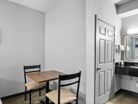 HomeTowne Studios by Red Roof San Antonio E - Frost Bank Center Hotels near Copernicus Park