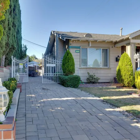 4 Mi to Old Pasadena: Walkable Studio
