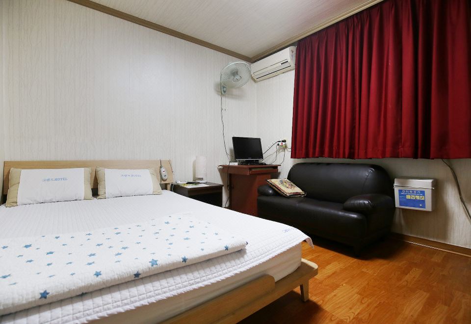 깔끔한 호텔 객실 이미지