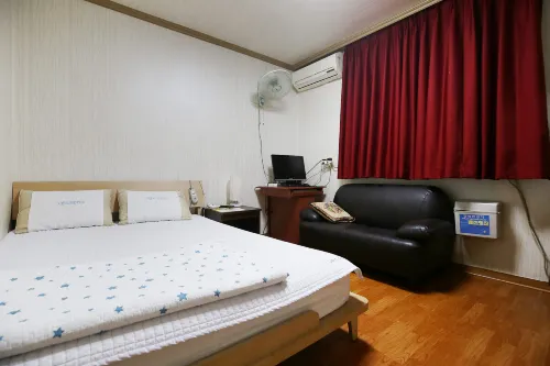 Yesan Grand Motel - parking