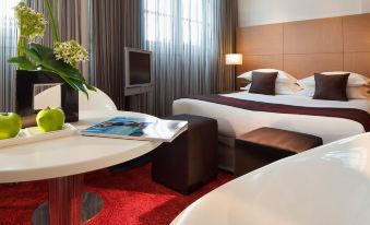 Villathena Paris