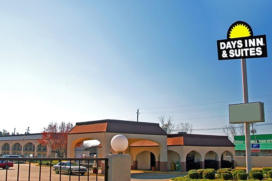 Days Inn & Suites by Wyndham Starkville