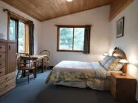 Alpine Meadows Lodge Hotels near Golden Museum and Archives
