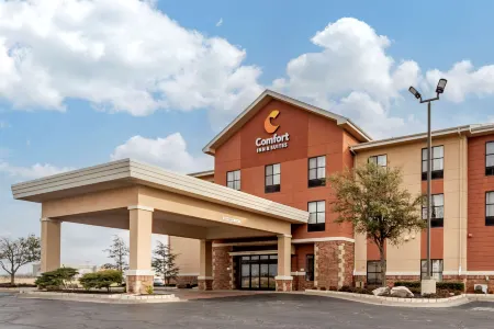Comfort Inn & Suites Shawnee North near I-40 Отели в г. Поттаватоми