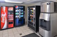 Super 8 by Wyndham Deerfield - Northbrook Hotels in Deerfield