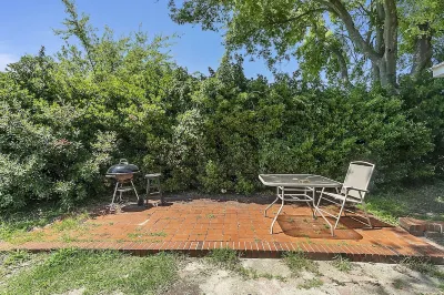 Charming Waterfront 3 Bedroom Cabin by Redawning Hotels in Norfolk
