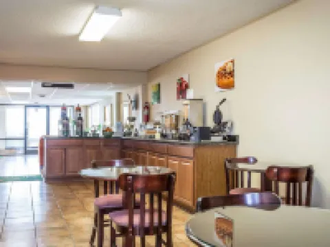 Quality Inn & Suites Hotels in Monroe