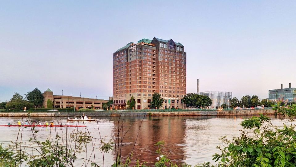 DoubleTree Suites by Hilton Hotel Boston - Cambridge