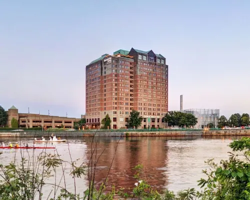 DoubleTree Suites by Hilton Hotel Boston - Cambridge Các khách sạn gần Quảng trường Harvard