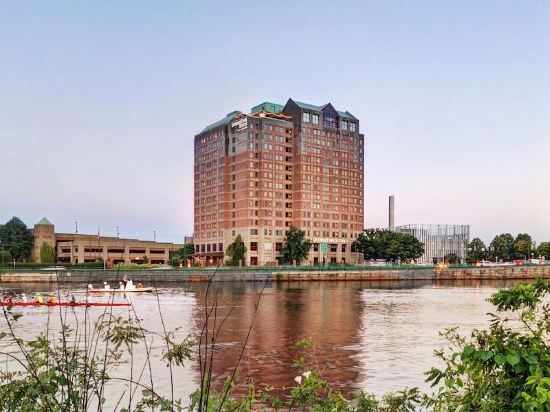 DoubleTree Suites by Hilton Hotel Boston - Cambridge