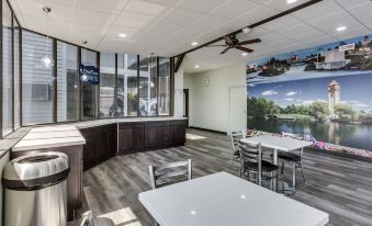 Days Inn & Suites by Wyndham Spokane