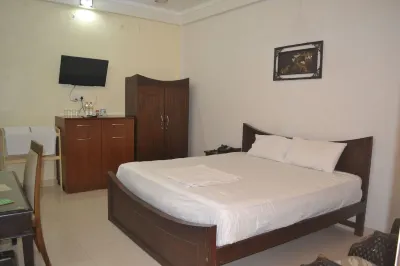 Green Grass Hotel & Restaurant Hotels near Chundikulam National Park Office