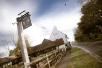 Cromwell Arms Country Pub with Rooms - parking