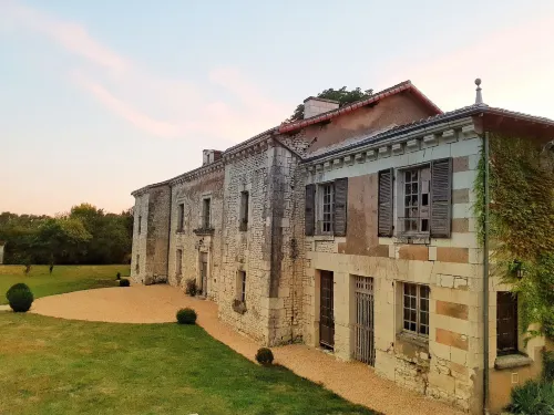 Domaine de Bourgville Hôtels à : Monts-sur-Guesnes