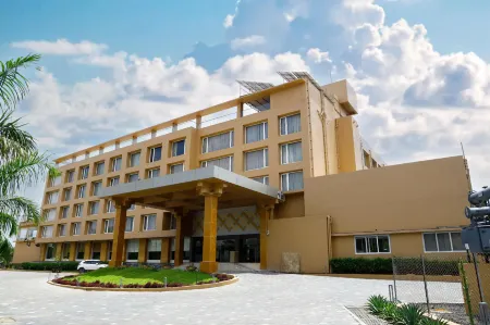 Devka Beach Resort Отели рядом с достопримечательностью «Мирасол Лейк Гарден»