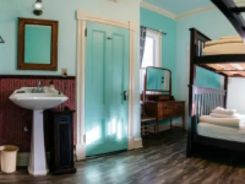 The Hostel California Hotels in Bishop