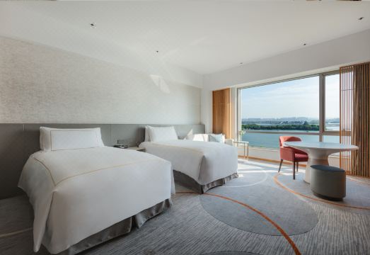 인터컨티넨탈 쑤저우의 깔끔하고 현대적인 객실 인테리어