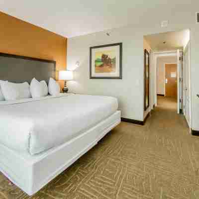 Embassy Suites by Hilton Lexington Green Rooms