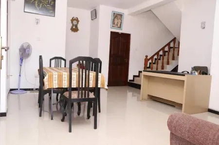 Hotel  Whitehouse Отели в г. Mahasenpura