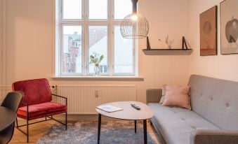 Sanders Boulevard - Cozy 2-Bdr Apt by the Canal