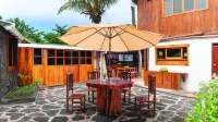 The Wooden House Hotel Các khách sạn ở Puerto Villamil