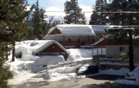 Moderne Hostel Hotels in June Lake