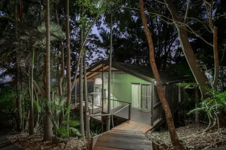 Treetops Seaview Montville Отели рядом с достопримечательностью «The Big Pineapple»