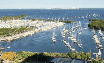 City View Balcony Steps from Restaurants, Peacock Park & Marina