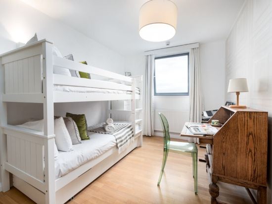 Two Bedroom Flat with Balcony in Central Wimbledon by Underthedoormat