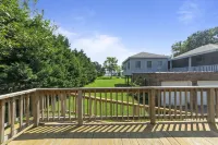 Harbor Delight on the Bay - Private Sandy Beach! 4 Bedroom Home by RedAwning Hotels in Norfolk