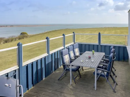 "Rajna" - 95m to the Fjord Отели в г. Лемвиг