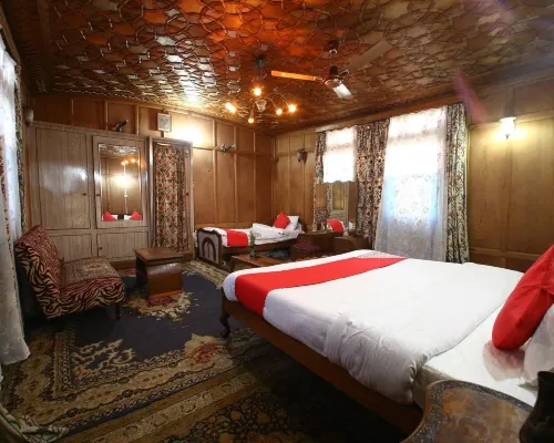 Nairobi Houseboat Hotel di Srinagar