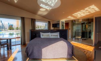 Petals Tokyo - Floating Hotel