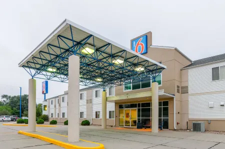Motel 6 Kearney, NE Отели рядом с достопримечательностью «Парк Харви»