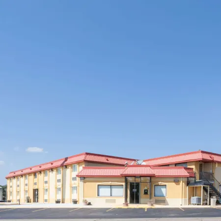 Super 8 by Wyndham Clinton