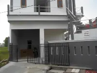 Kost Putri Rochmadewi فنادق في Kebomas