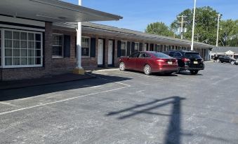 Budget Host Three Crowns Motor Lodge