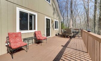 Roscommon Retreat w/ Deck ~ 1 Mile to Higgins Lake