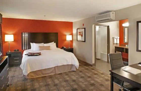 里士滿葛蘭賽德歡朋套房酒店