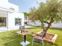 Almendro Hotels near La Santa Market