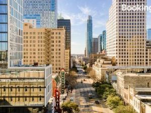 Paramount Place by AvantStay 4 Story Apartment in Heart of Austin w Movie Theatre