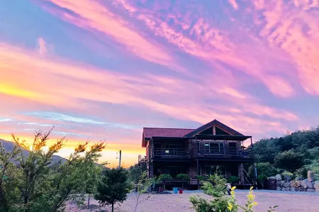 Goesan Sanmak Harmony Pension Отели рядом с достопримечательностью «Shinpoong Hanji Maeul»