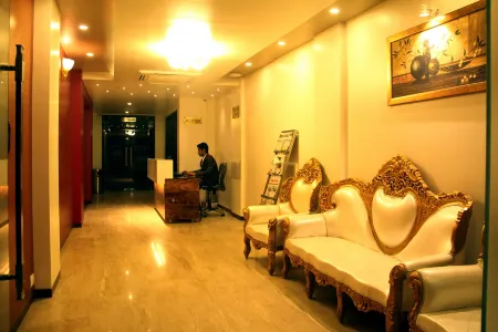 Hotel the Blossom Отели в г. Вапи