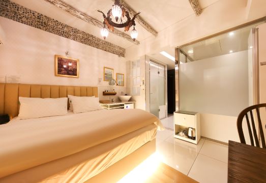 대구 2월호텔 앞산점의 깔끔한 프론트 데스크