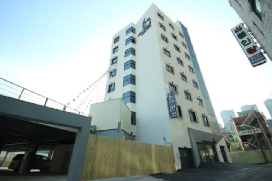 Busan Dadaepo Yuwol Отели рядом с достопримечательностью «Морской пляж Тадэпхо»