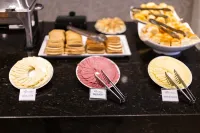 Plaza Praia Suítes - servizio colazione