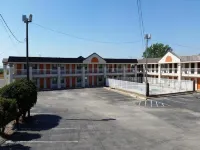 Super 8 by Wyndham Wichita Falls Отели рядом с достопримечательностью «Юго-Запад Плаза»