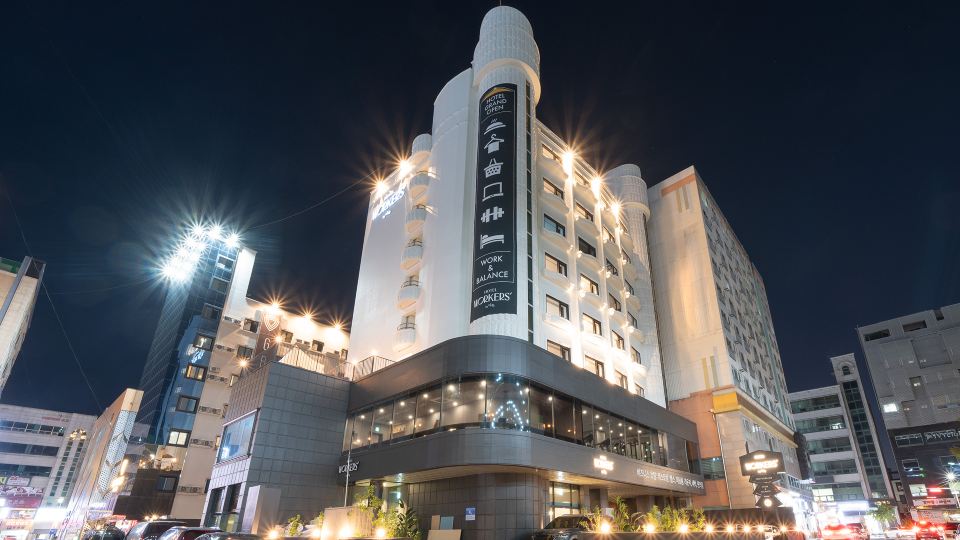Workers Hotel Daejeon by Aank