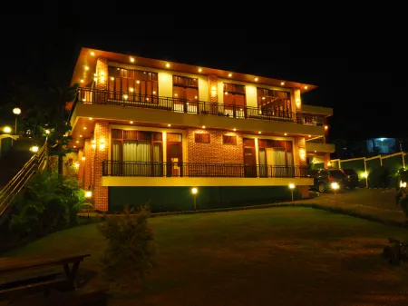 Agra Hotel & Grand Ballroom Отели рядом с достопримечательностью «Botanic Garden Cibodas»