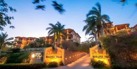 Clarion Suites Roatan at Pineapple Villas Отели в г. First Bight